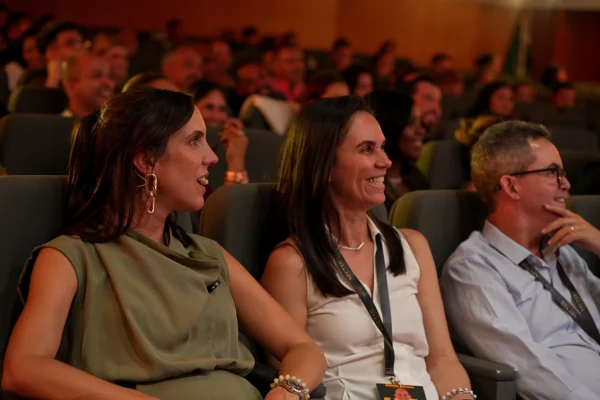 Participantes assistem a uma conversa