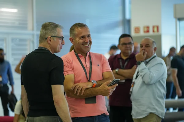 Participantes trocam ideias durante o encontro