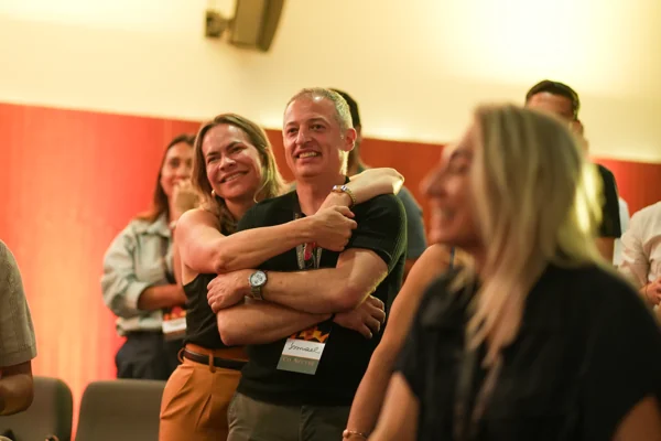 Participantes conversam durante o evento